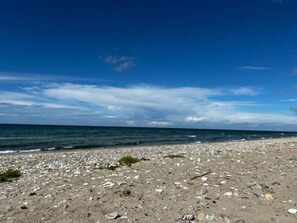 Una playa de piedras con cielo despejado.