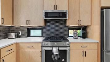 Refrigerador, microondas, horno y parrilla de estufa