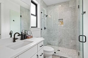 Baignoire, sèche-cheveux, serviettes fournies, savon