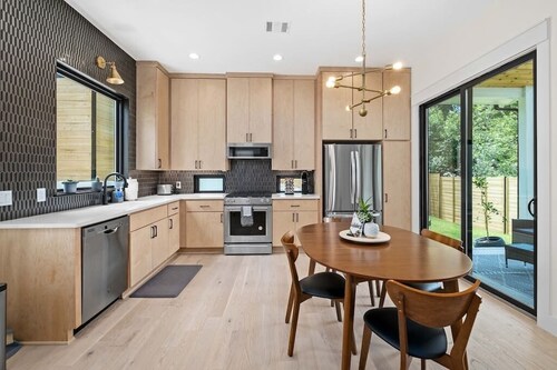 Full Modern Home - Quiet Oasis Close to Downtown w/ Private Yard, 1 Car Garage