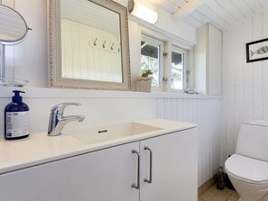 House | Bathroom - 6 Person Holiday Home in Mern-by Traum (Mern)