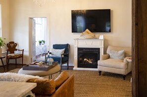 Smart TV, fireplace - The Cottage on Maple (Murfreesboro)