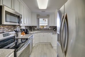 Réfrigérateur, micro-ondes, plaque de cuisson, lave-vaisselle