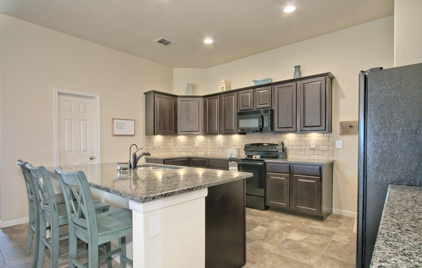 Réfrigérateur, micro-ondes, four, plaque de cuisson