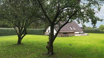 Una casa con tetto spiovente e un portico coperto.