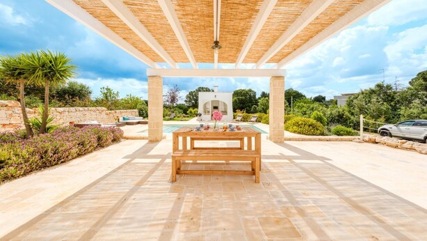 Outdoor dining - Trullo with Private Pool, Garden & BBQ in Locorotondo (Locorotondo)