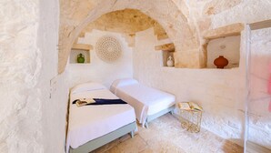 2 bedrooms, iron/ironing board, travel crib, WiFi (free) - Trullo with Private Pool, Garden & BBQ in Locorotondo (Locorotondo)