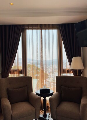 Espacio para trabajar con laptop y wifi gratis 