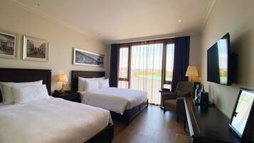 Phòng 3 Deluxe | Khu vực làm việc phù hợp cho laptop