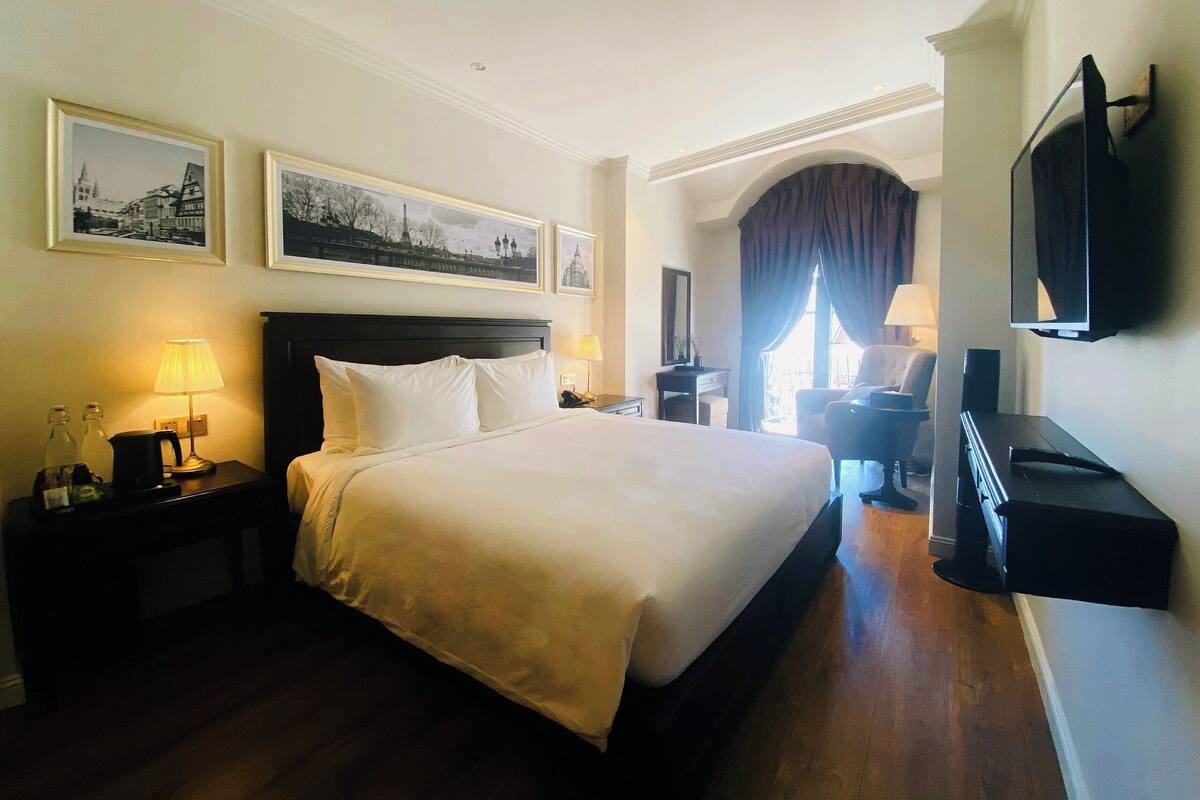 Senior tweepersoonskamer | Een laptopwerkplek, gratis wifi