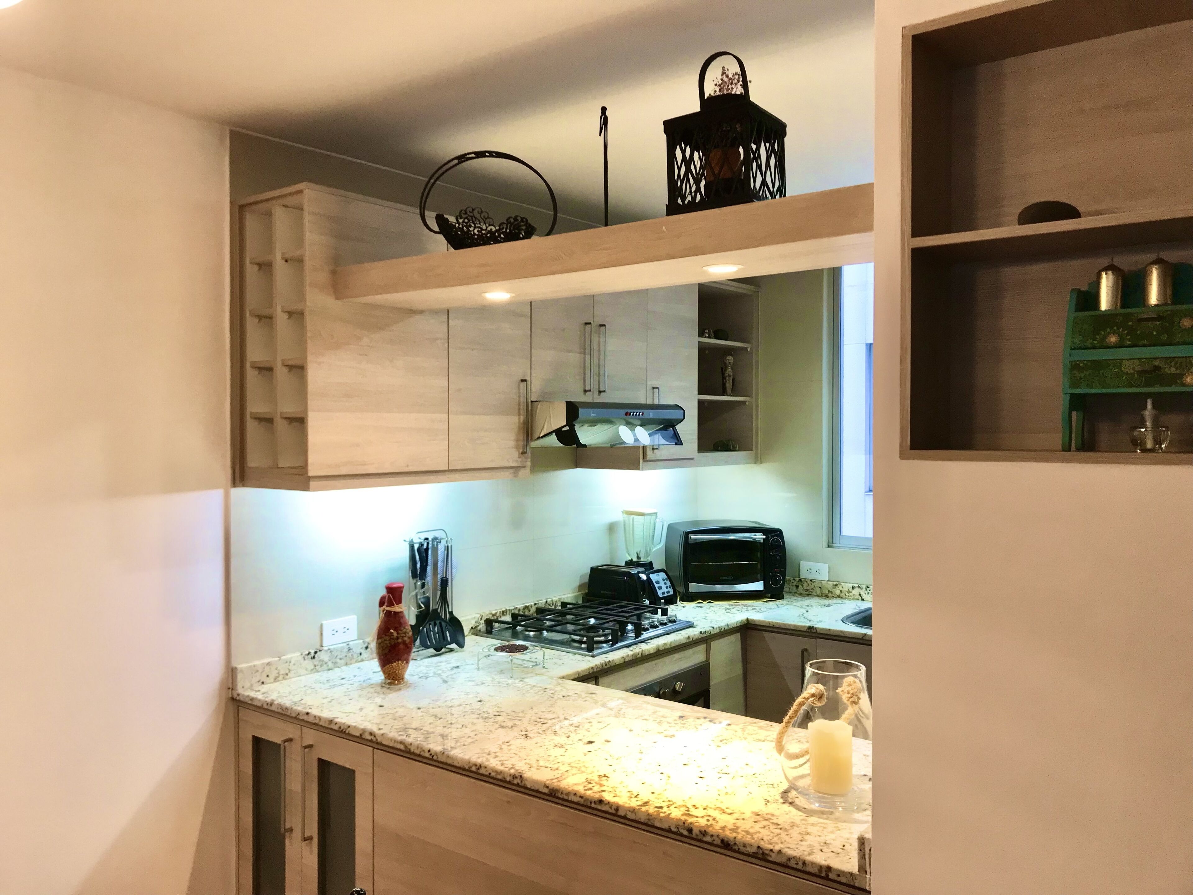 Micro-ondas, fogão, torradeira, talheres/pratos/utensílios de cozinha