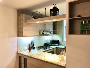 Mikrowelle, Ofen, Toaster, Kochgeschirr/Geschirr/Besteck