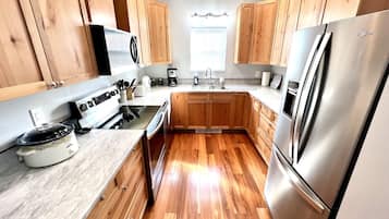 Refrigerador con congelador, microondas, horno y parrilla de estufa