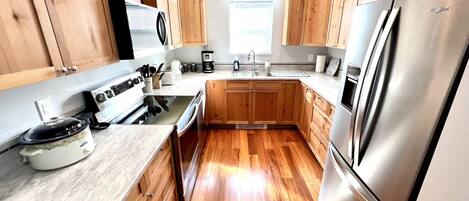 Kjøleskap, mikrobølgeovn, ovn og kokeplater