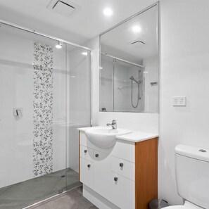 Shower, hair dryer, towels