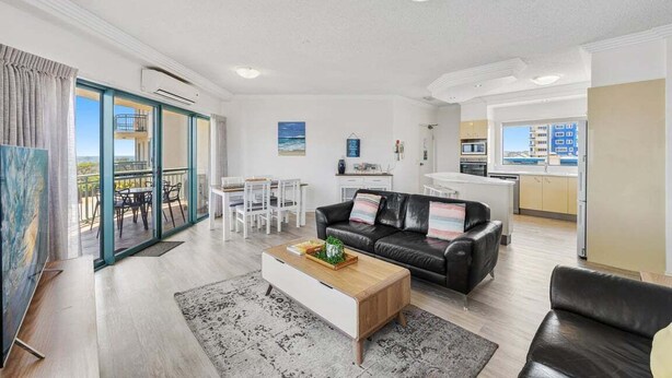 Un apartamento moderno con sala de estar, comedor y cocina.