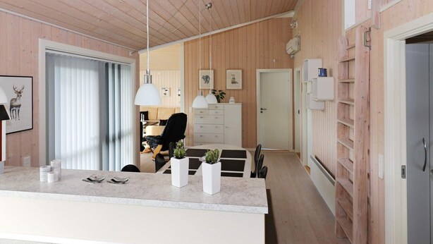 Een moderne keuken met een marmeren aanrechtblad, houten kastjes en hangende verlichting.