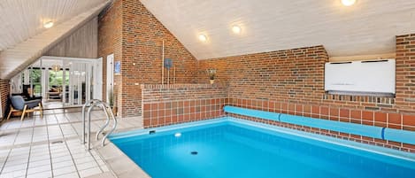 บ้านพัก | สระว่ายน้ำ | สระว่ายน้ำในร่ม, สระว่ายน้ำกลางแจ้ง