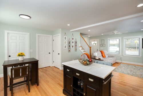 Spacious Lake Hayward Cottage