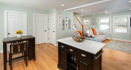 Spacious Lake Hayward Cottage