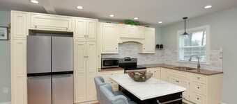 Spacious Lake Hayward Cottage