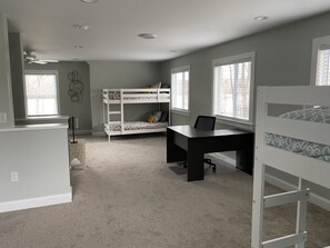2 habitaciones, escritorio, tabla de planchar con plancha y wifi gratis