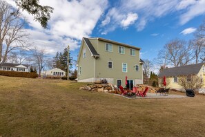 Exterior - Spacious Lake Hayward Cottage (Colchester)