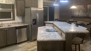 Frigorífic, microones, forn i placa de cuina