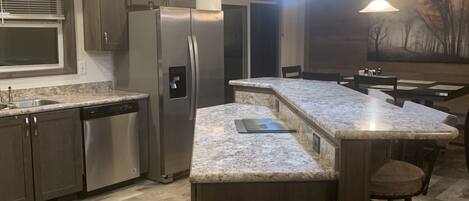 Refrigerador, microondas, horno y parrilla de estufa