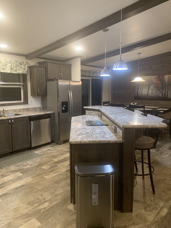 Fridge, microwave, oven, stovetop - Tiny’s Retirement Home near the trails (Montreal)