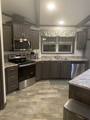 Fridge, microwave, oven, stovetop - Tiny’s  Retirement Home near the trails (Montreal)