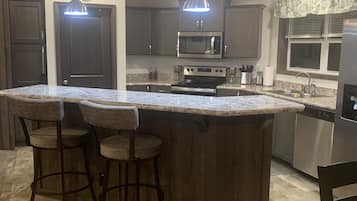 Réfrigérateur, four à micro-ondes, un four, surface de cuisson