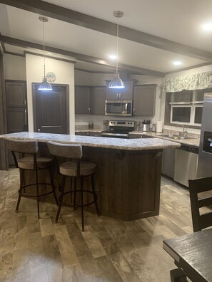 Fridge, microwave, oven, stovetop - Tiny’s Retirement Home near the trails (Montreal)