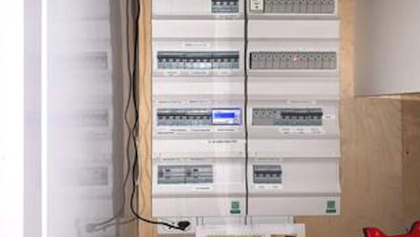 Un tablero eléctrico con múltiples interruptores y cableado.