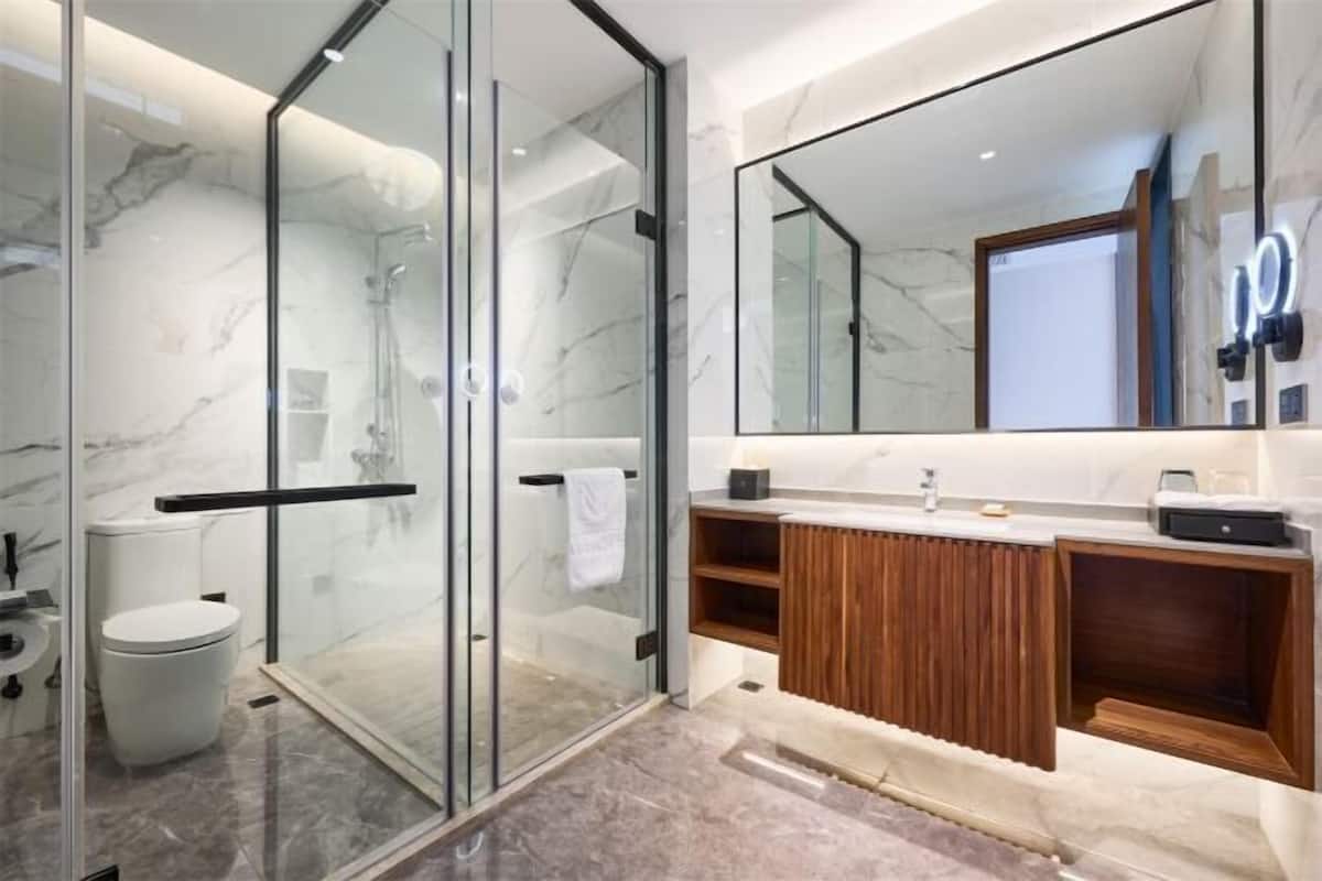 Banyo | Ücretsiz banyo/kozmetik ürünleri, saç kurutma makinesi, bornoz, terlik