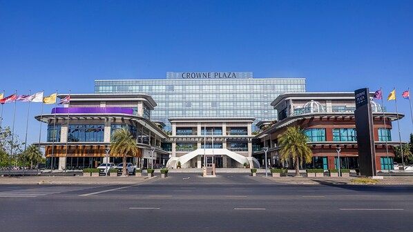 Un edificio moderno con el letrero "CROWNE PLAZA" en la parte superior.