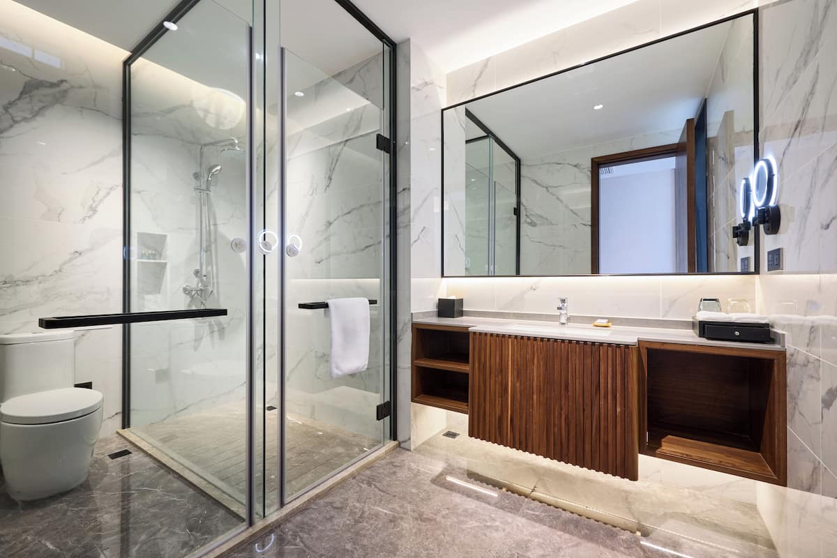 Ilmaiset hygieniatuotteet, hiustenkuivaaja, kylpytakit, tohvelit