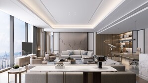 Un salon moderne doté d’une grande fenêtre, d’un ensemble de canapés, d’une table basse et d’un buffet avec des étagères.