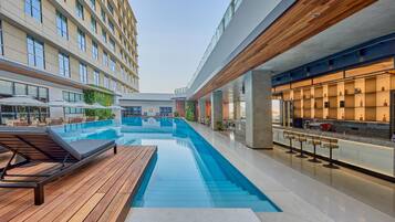 Udendørs pool, åben fra kl. 06.30 til kl. 23.00, liggestole