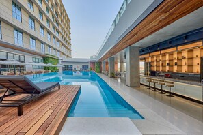 Una piscina al aire libre (de 06:00 a 22:00), sombrillas, tumbonas