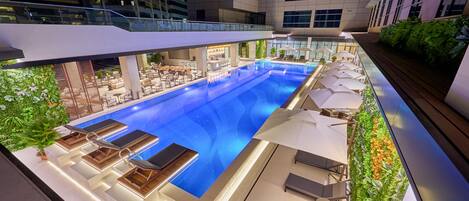 Piscina externa, funciona das 6h30 às 23h, espreguiçadeiras