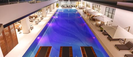 Piscine extérieure, chaises longues
