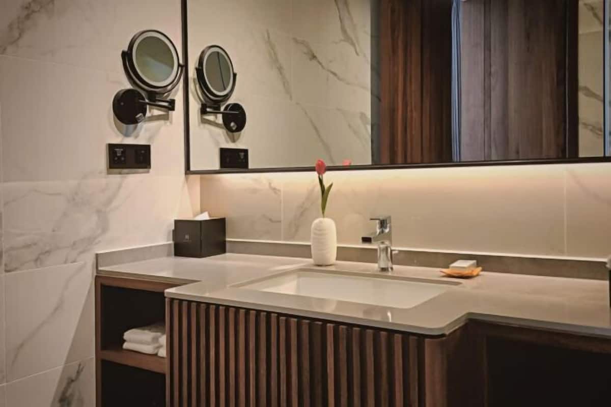 Banyo | Ücretsiz banyo/kozmetik ürünleri, saç kurutma makinesi, bornoz, terlik