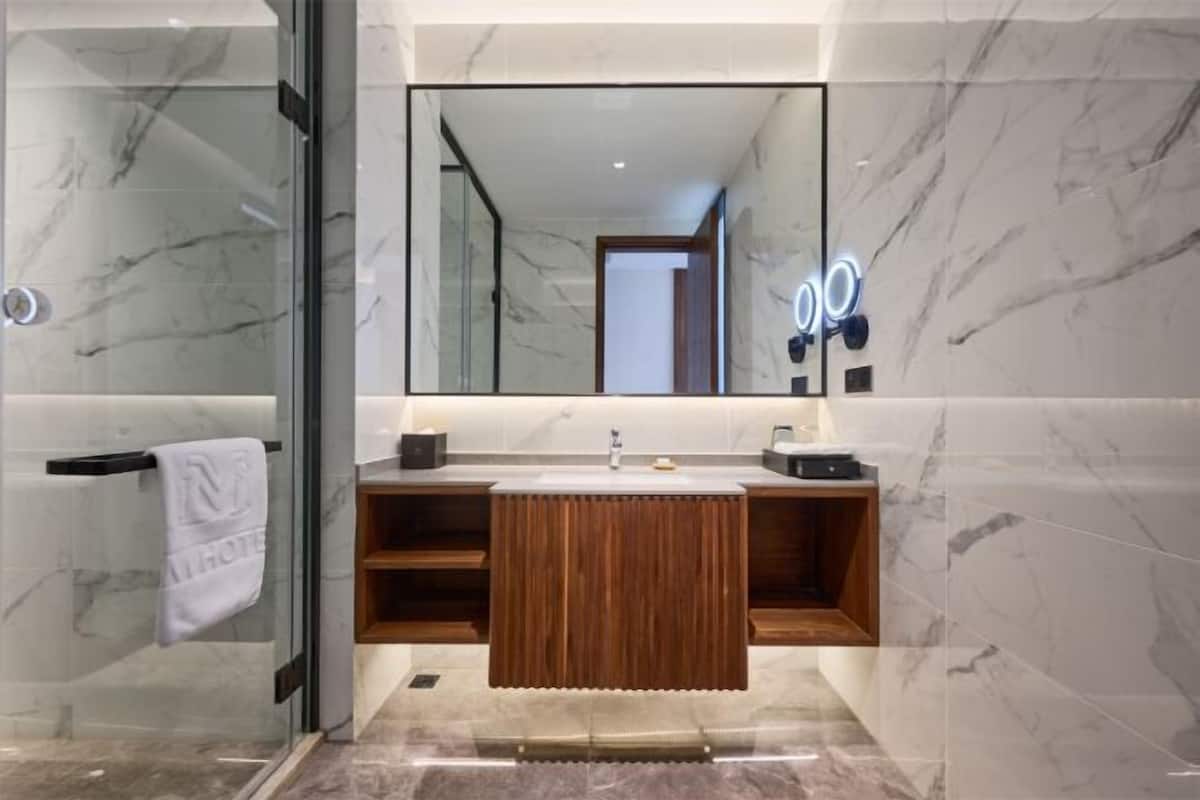 Banyo | Ücretsiz banyo/kozmetik ürünleri, saç kurutma makinesi, bornoz, terlik