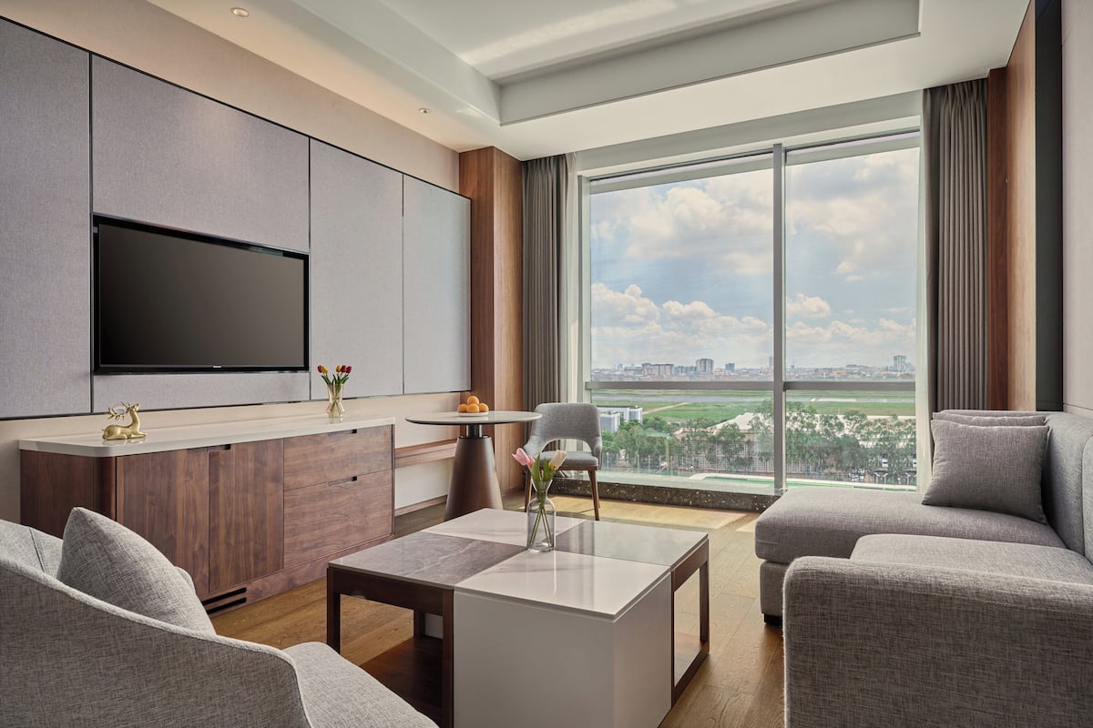 Premium bedding, down duvets, pillow-top beds, minibar