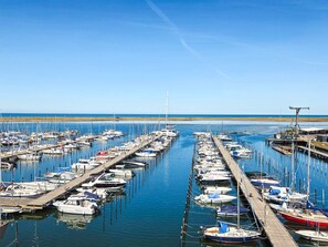 Uma marina com várias docas e barcos.