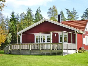 A red building with a covered porch and a chimney. - 4 Person Holiday Home in Bralanda (Bralanda)