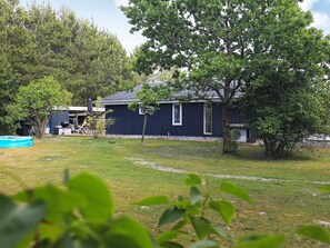 Il s’agit d’une propriété résidentielle comprenant une maison, un espace barbecue et une piscine.