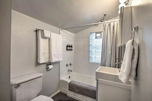 Haartrockner, Handtücher, Seife, Shampoo