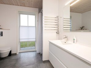 Bathroom - 8 Person Holiday Home in Blavand (Blavand)